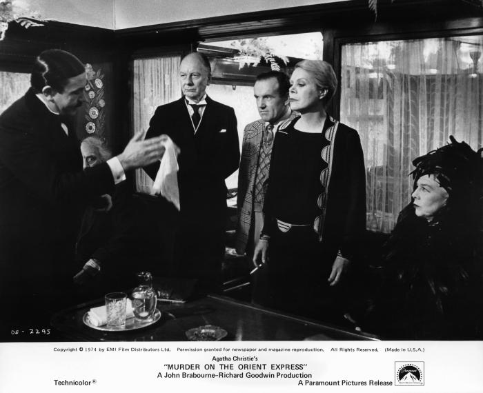 Wendy Hiller در صحنه فیلم سینمایی قتل در قطار سریع السیر شرق به همراه آلبرت فینی، جان گیلگد و Rachel Roberts