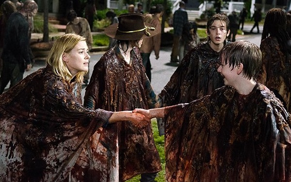 Alexandra Breckenridge در صحنه سریال تلویزیونی مردگان متحرک به همراه Major Dodson، Austin Abrams و چندلر ریگز