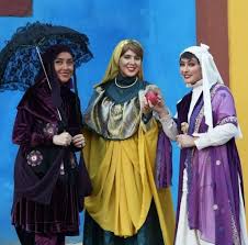 الهام حمیدی در صحنه سریال شبکه نمایش خانگی هشتگ خاله سوسکه به همراه لیلا بلوکات و بهاره کیان‌افشار