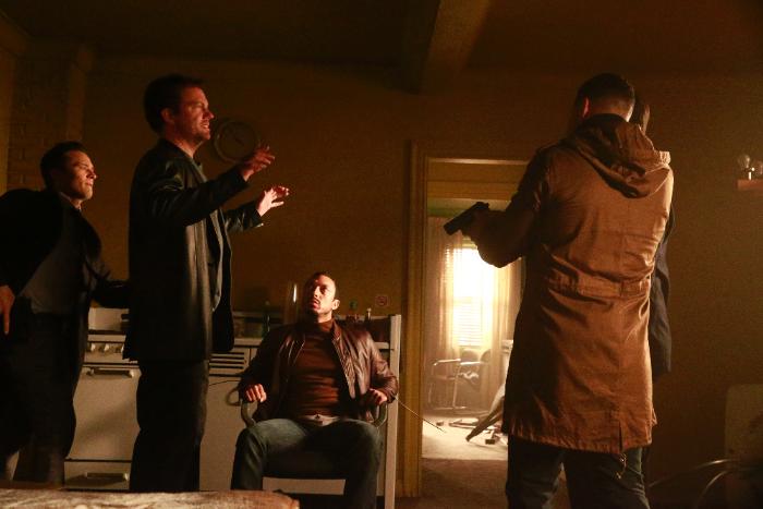 Wade Allain-Marcus در صحنه سریال تلویزیونی کستل به همراه آدام بالدوین، Seamus Dever و Jon Huertas
