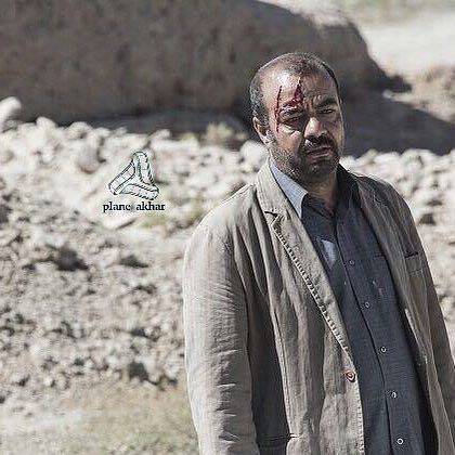 تصویری از سعید آقاخانی، بازیگر و کارگردان سینما و تلویزیون در حال بازیگری سر صحنه یکی از آثارش