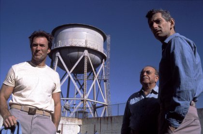 Larry Hankin در صحنه فیلم سینمایی فرار از آلکاتراز به همراه کلینت ایستوود و Frank Ronzio
