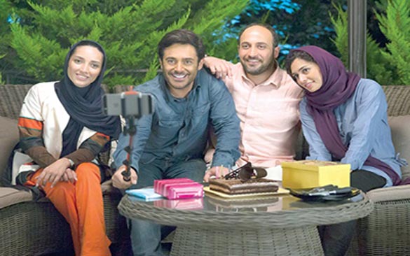 پگاه آهنگرانی در صحنه فیلم سینمایی خشکسالی و دروغ به همراه محمدرضا گلزار، علی سرابی و مارال بنی‌آدم
