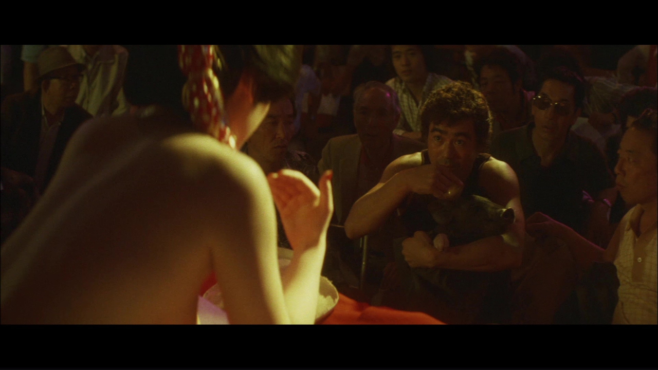 شینیچی چیبا در صحنه فیلم سینمایی Doberman Cop