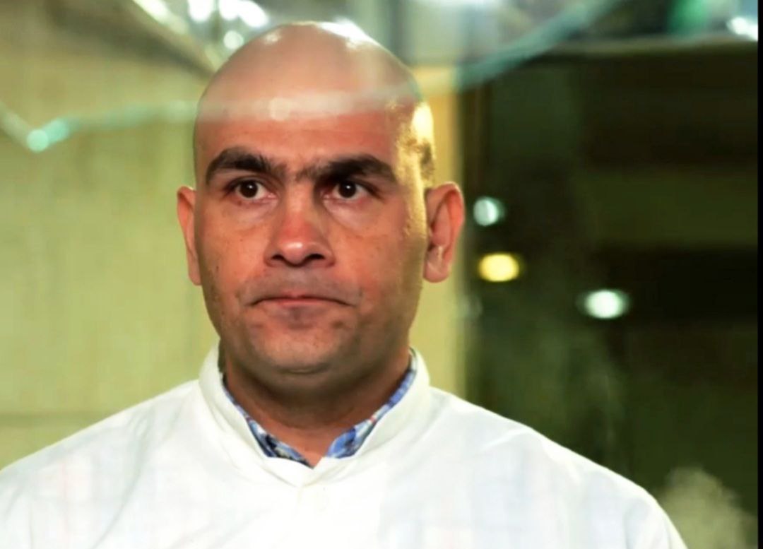 تصویری از مهدی حدادی، بازیگر سینما و تلویزیون در پشت صحنه یکی از آثارش