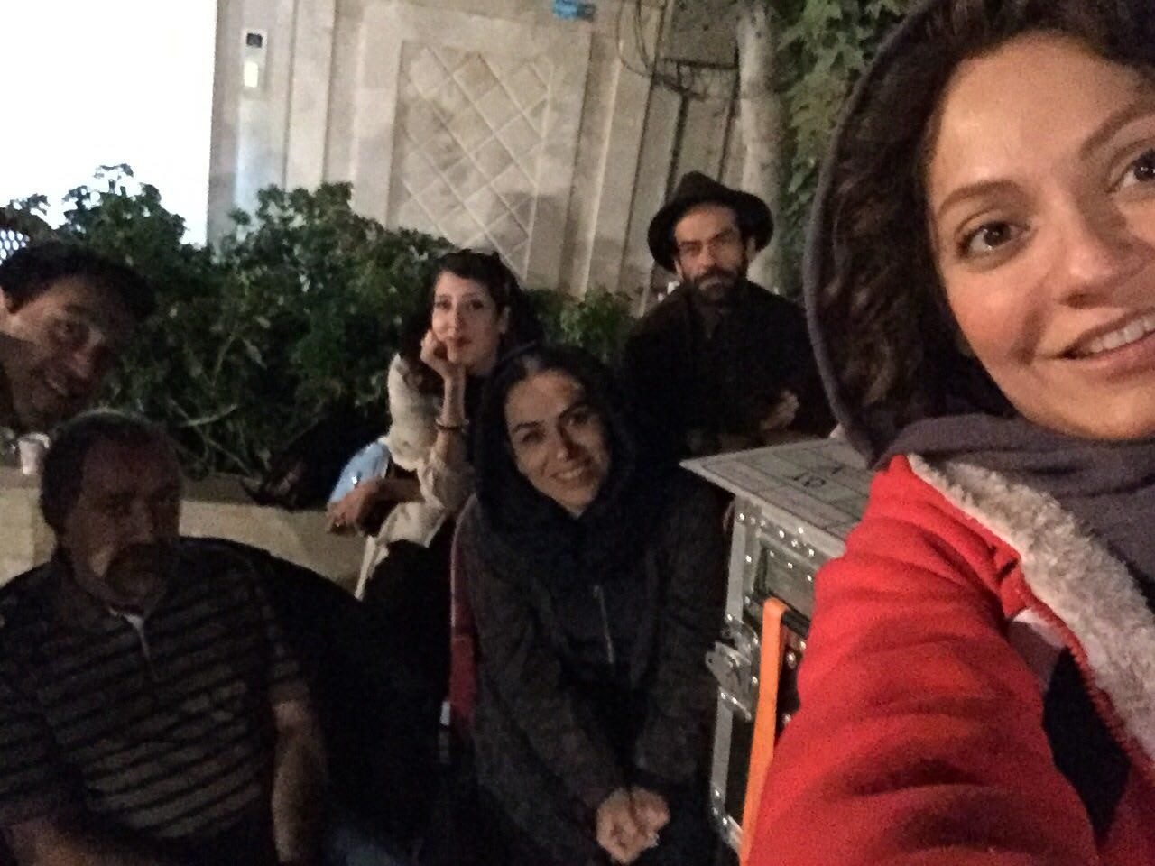 مهناز افشار در پشت صحنه فیلم سینمایی لس آنجلس تهران به همراه تینا پاکروان و پرویز پرستویی