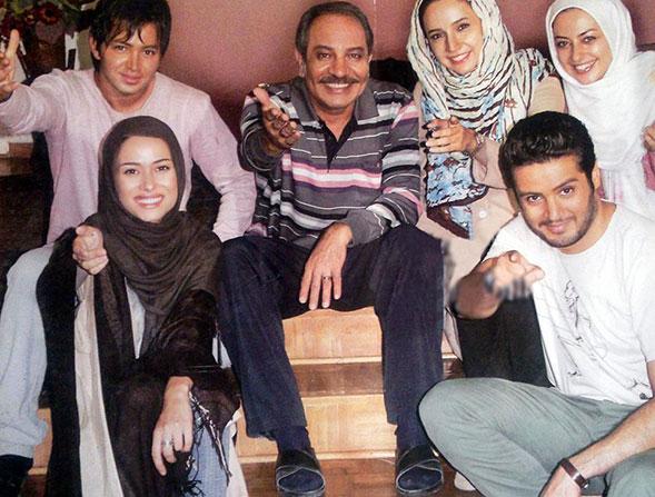 تصویری از پریناز ایزدیار، بازیگر سینما و تلویزیون در پشت صحنه یکی از آثارش به همراه شبنم قلی‌خانی