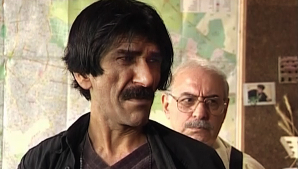 اسماعیل داورفر در صحنه سریال تلویزیونی آژانس دوستی به همراه حسین پناهی