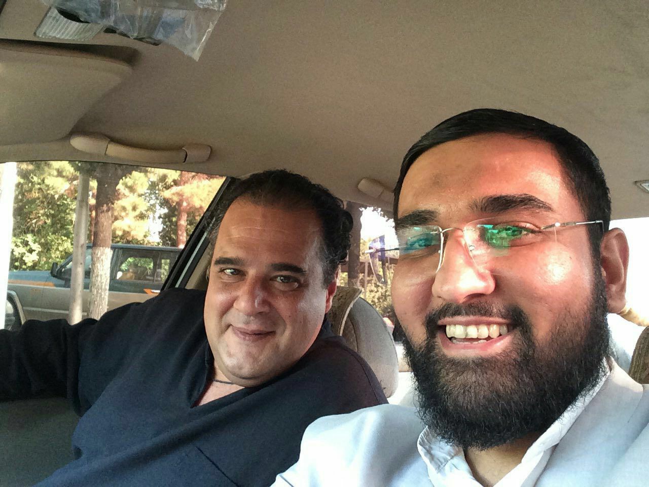 تصویری از عباس روزمه، تهیه کننده سینما و تلویزیون در حال بازیگری سر صحنه یکی از آثارش