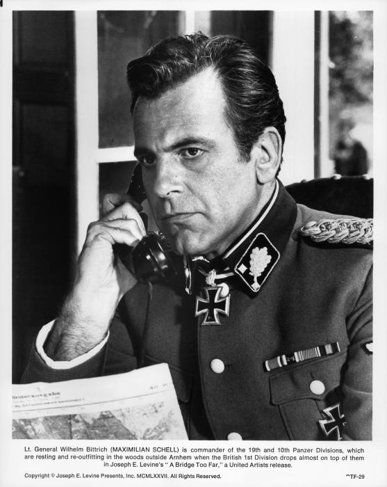 Maximilian Schell در صحنه فیلم سینمایی پلی در دوردست (پل بسیار دور)