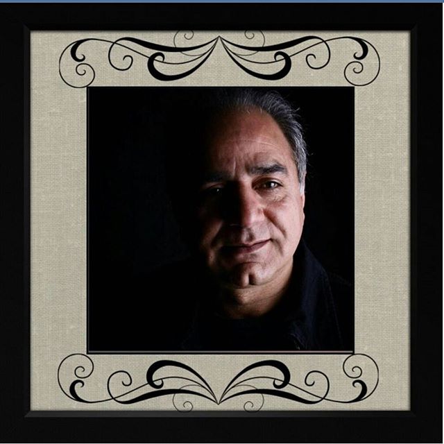 تصویری از پرویز پرستویی، بازیگر و تهیه کننده سینما و تلویزیون در حال بازیگری سر صحنه یکی از آثارش