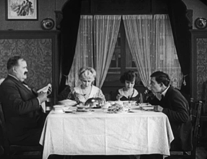 باستر کیتون در صحنه فیلم سینمایی The Goat به همراه Virginia Fox و Joe Roberts