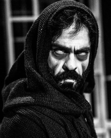 تصویری از بانیپال شومون، بازیگر و گوینده سینما و تلویزیون در حال بازیگری سر صحنه یکی از آثارش