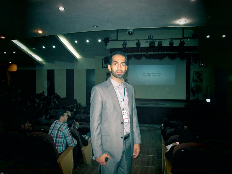 تصویری از سید حمید اسماعیلی سینما و تلویزیون در حال بازیگری سر صحنه یکی از آثارش