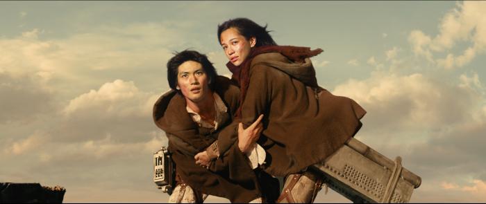Haruma Miura در صحنه فیلم سینمایی Attack on Titan: Part 2 به همراه Kiko Mizuhara