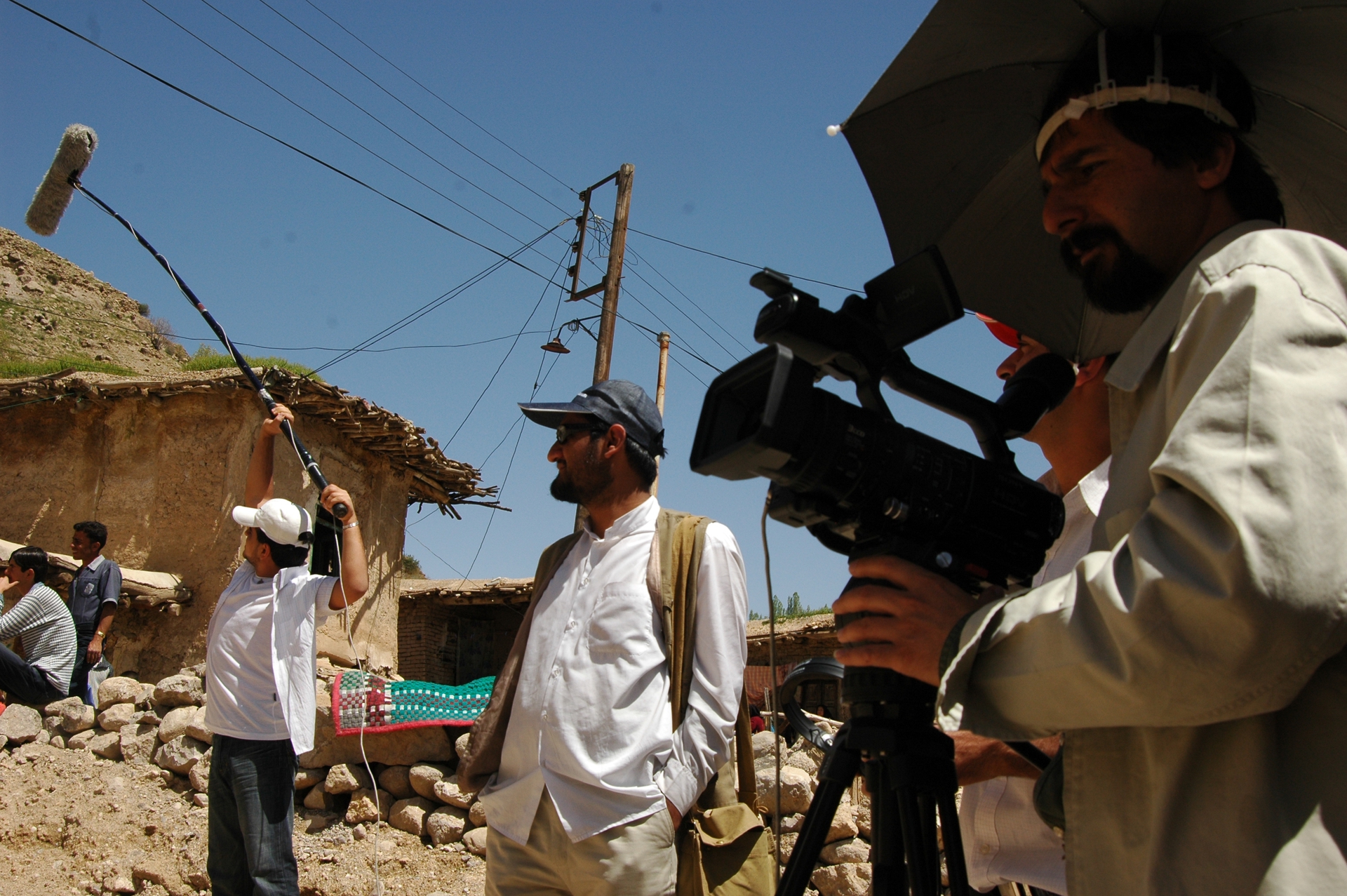 تصویری از سید علی اصغر تقوی سینما و تلویزیون در حال بازیگری سر صحنه یکی از آثارش