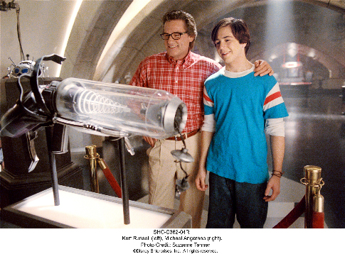 Michael Angarano در صحنه فیلم سینمایی Sky High به همراه کرت راسل