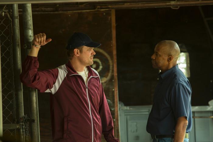 دیوید هاربر در صحنه فیلم سینمایی اکولایزر به همراه دنزل واشنگتن