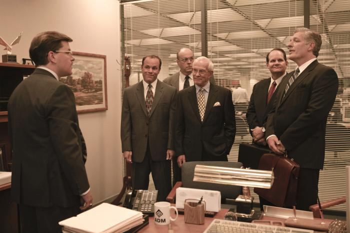 کلنسی براون در صحنه فیلم سینمایی خبرچین به همراه Bob Zany، مت دیمون، Tom Smothers و Tom Papa