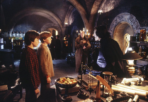 David Bradley در صحنه فیلم سینمایی هری پاتر و تالار اسرار به همراه آلن ریکمن، روپرت گرینت و دنیل ردکلیف
