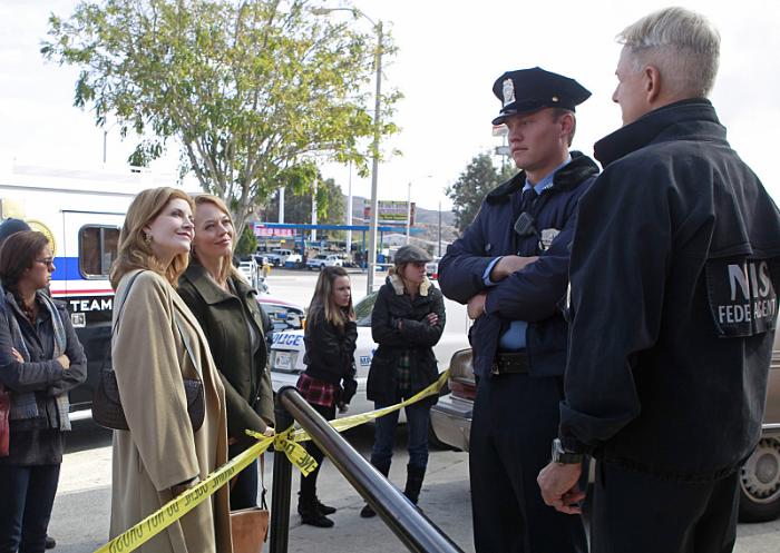 Melinda McGraw در صحنه سریال تلویزیونی ان سی آی اس: سرویس تحقیقات جنایی نیروی دریایی به همراه Jeri Ryan و مارک هارمون