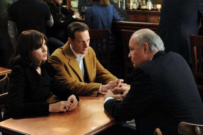 فرد دالتون تامپسون در صحنه سریال تلویزیونی همسر خوب به همراه جاش چارلز و جولیانا مارگولیس