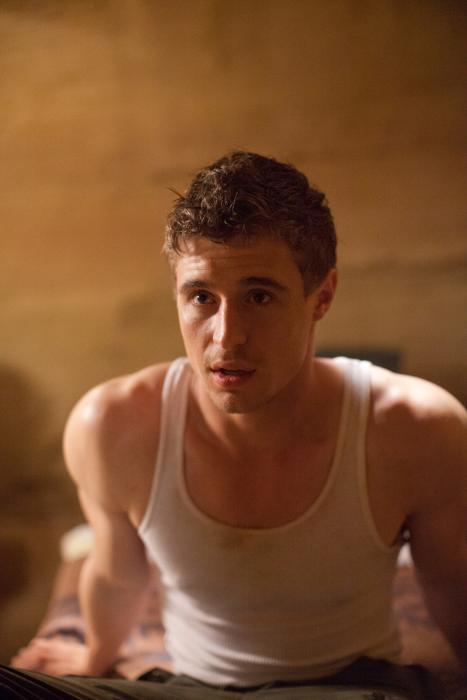 Max Irons در صحنه فیلم سینمایی میزبان