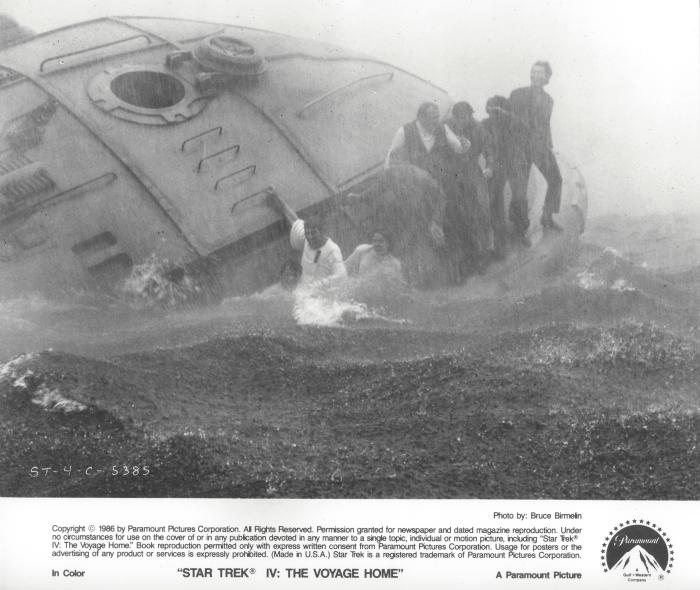 Walter Koenig در صحنه فیلم سینمایی پیشگامان فضا ۴: سفر به خانه به همراه James Doohan، لئونارد نیموی، William Shatner و Nichelle Nichols