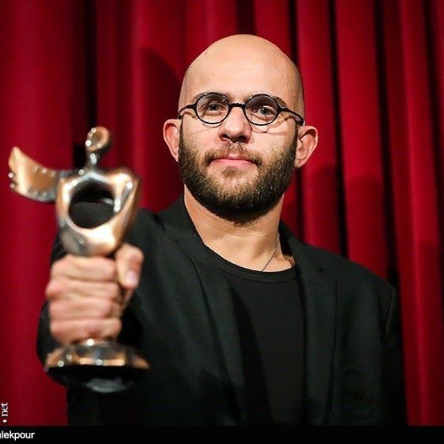 تصویری از بابک حمیدیان، بازیگر و تهیه کننده سینما و تلویزیون در حال بازیگری سر صحنه یکی از آثارش