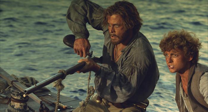تام هالند در صحنه فیلم سینمایی در قلب دریا به همراه کریس همسورث