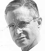 Tom Everett در صحنه فیلم سینمایی پرل هاربر