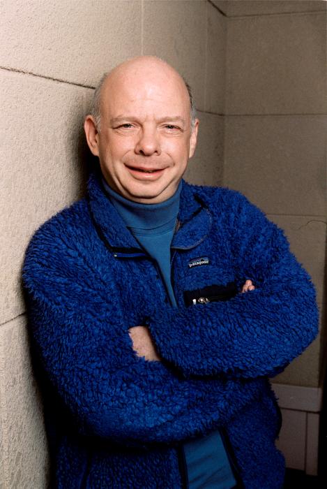 Wallace Shawn در صحنه فیلم سینمایی شگفت انگیزان