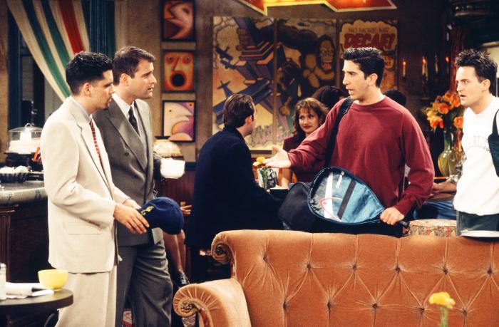 Nicky Katt در صحنه سریال تلویزیونی دوستان به همراه David Schwimmer، Peter DeLuise و Matthew Perry