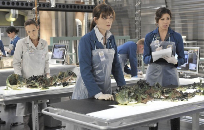 میکلا کونلین در صحنه سریال تلویزیونی استخوان ها به همراه Emily Deschanel و کارلا گالو