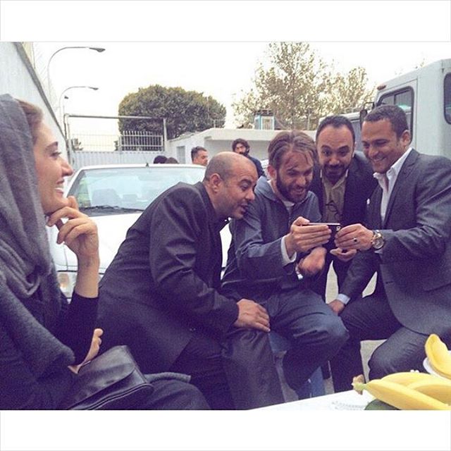 تصویری از بابک حمیدیان، بازیگر و تهیه کننده سینما و تلویزیون در حال بازیگری سر صحنه یکی از آثارش