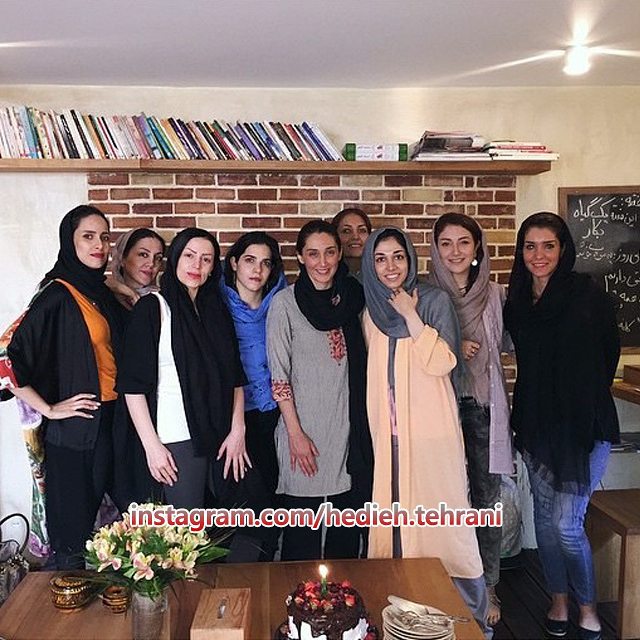 تصویری از هدیه تهرانی، بازیگر و طراح لباس سینما و تلویزیون در حال بازیگری سر صحنه یکی از آثارش