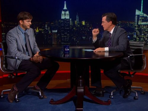 Stephen Colbert در صحنه سریال تلویزیونی گزارش کلبر به همراه Ashton Kutcher