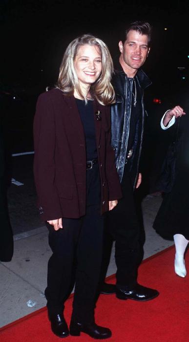 Chris Isaak در صحنه فیلم سینمایی از گرگ و میش تا سحر به همراه Bridget Fonda