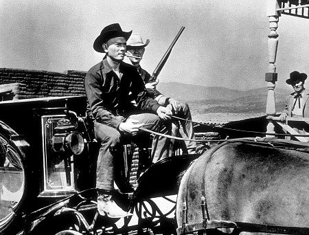 استیو مک کوئین در صحنه فیلم سینمایی هفت دلاور به همراه یول برینر