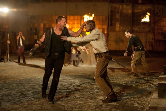 Lawrence Kao در صحنه سریال تلویزیونی مردگان متحرک به همراه مایکل روکر