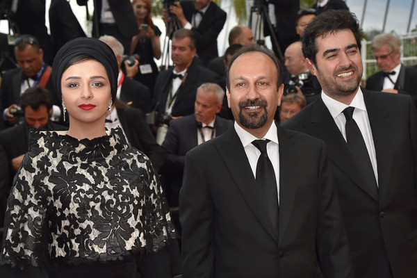 اصغر فرهادی در فرش قرمز فیلم سینمایی فروشنده به همراه ترانه علیدوستی و سید‌شهاب حسینی