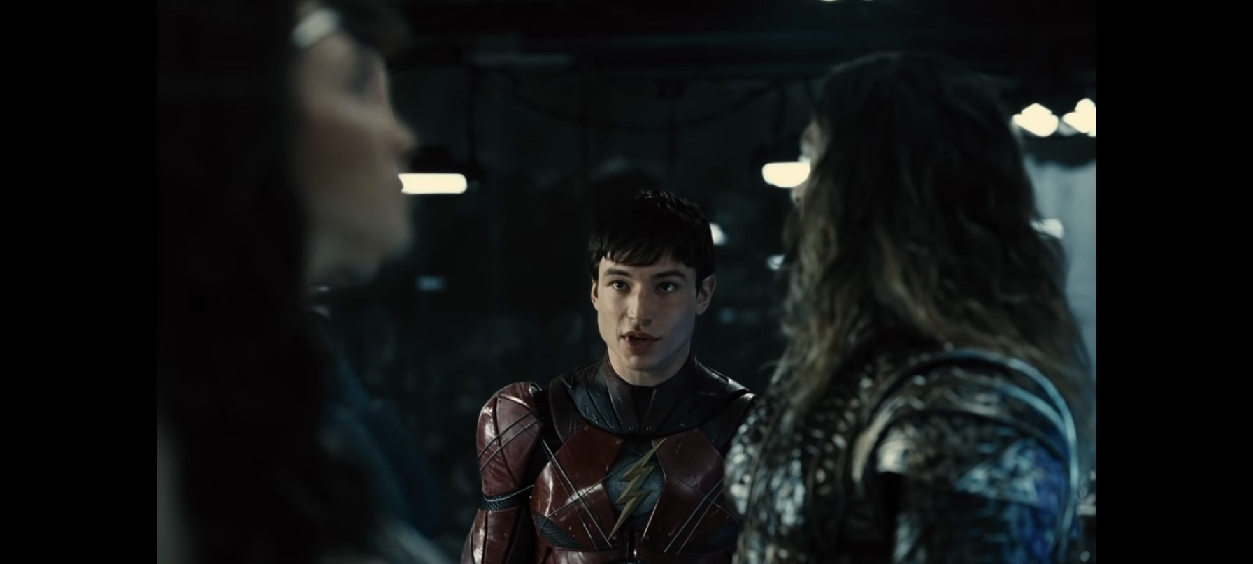 ازرا میلر در صحنه سریال تلویزیونی Zack Snyder's Justice League به همراه جیسون ماموا و گال گدوت