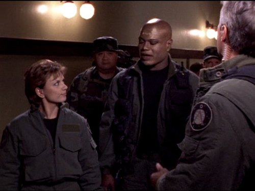 Teryl Rothery در صحنه سریال تلویزیونی دروازه ستارگان اس جی-۱ به همراه Richard Dean Anderson و Christopher Judge