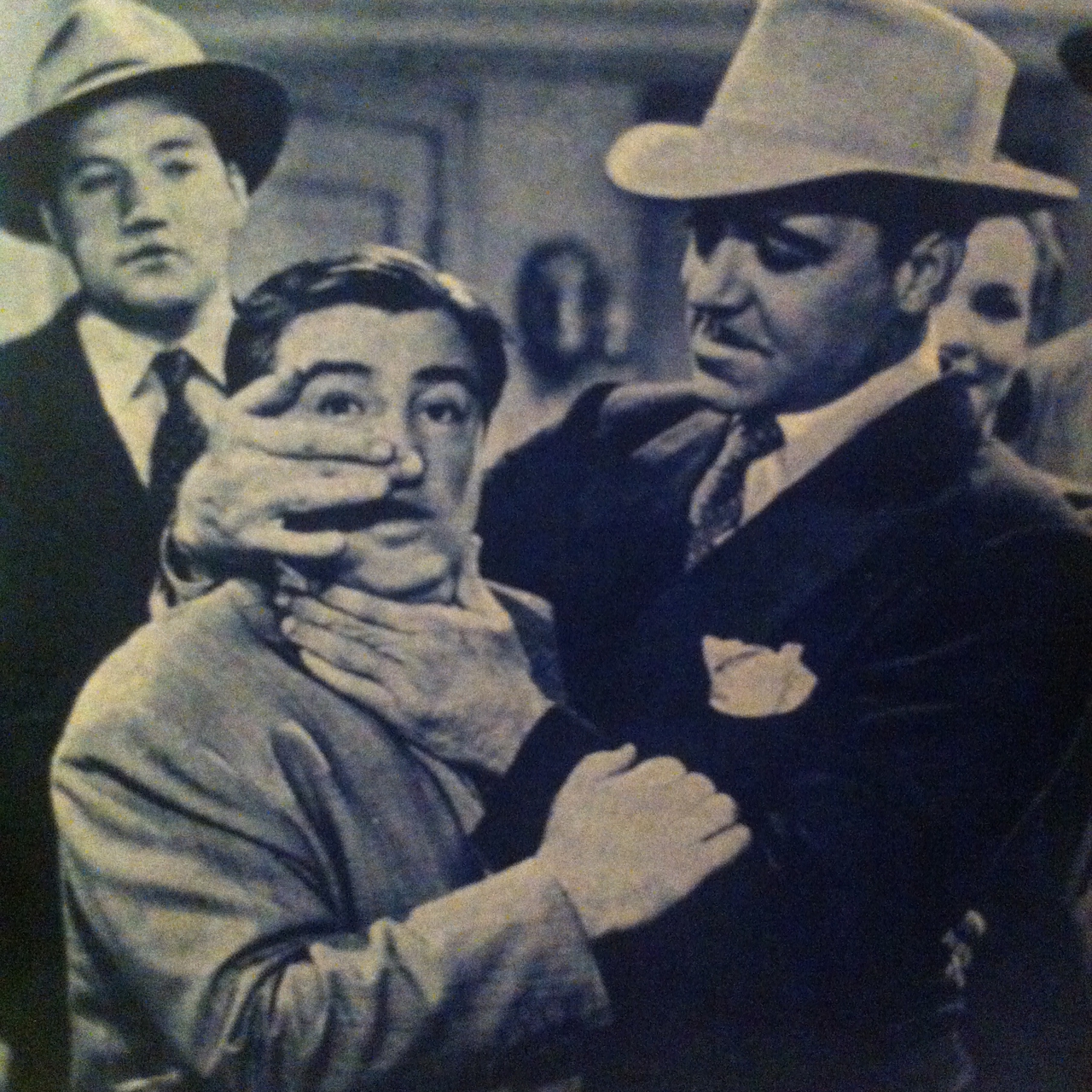 Lou Costello در صحنه فیلم سینمایی The Noose Hangs High به همراه Joseph Calleia