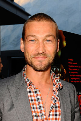 Andy Whitfield در صحنه فیلم سینمایی Middle Men