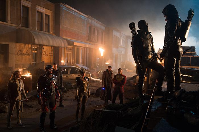 Ciara Renée در صحنه سریال تلویزیونی افسانه های فردا به همراه Brandon Routh، کیتی لاتز، ونتورت میلر، استفن امل، Arthur Darvill و Franz Drameh