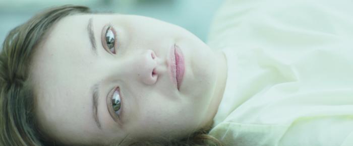 Olivia Cooke در صحنه فیلم سینمایی سیگنال
