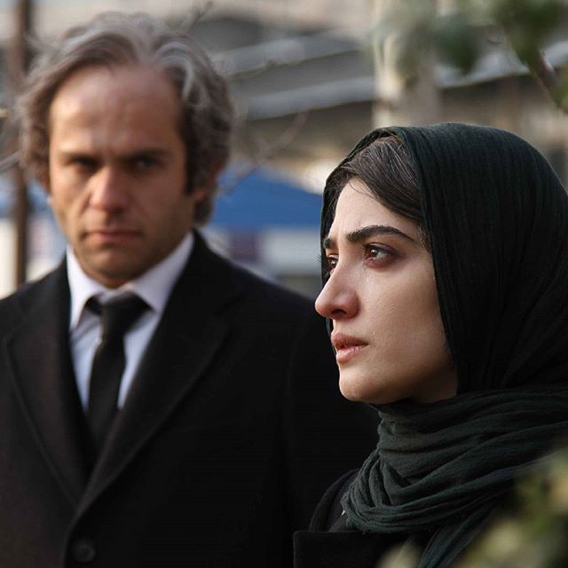 تصویری از بابک حمیدیان، بازیگر و تهیه کننده سینما و تلویزیون در حال بازیگری سر صحنه یکی از آثارش