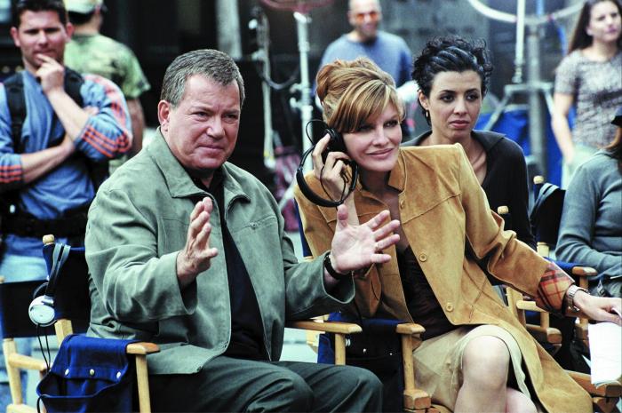 William Shatner در صحنه فیلم سینمایی زمان نمایش به همراه Rene Russo