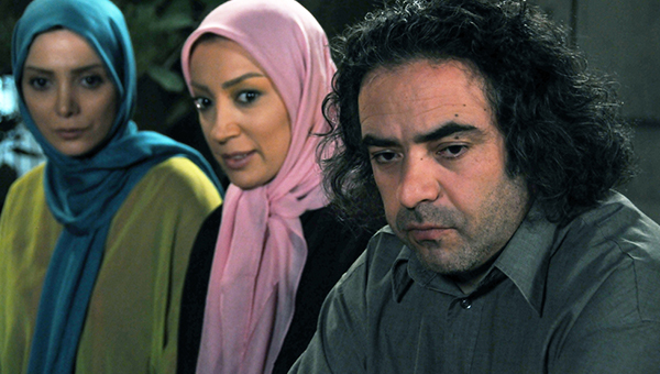 حسن معجونی در صحنه سریال تلویزیونی شمعدونی به همراه رویا میرعلمی و نگار عابدی